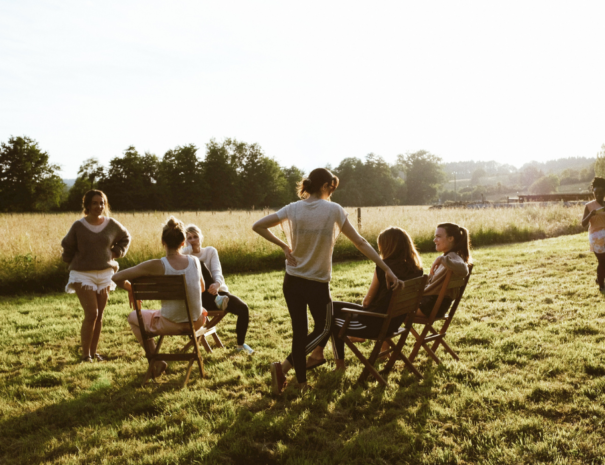 Discussion entre filles devant la prairie