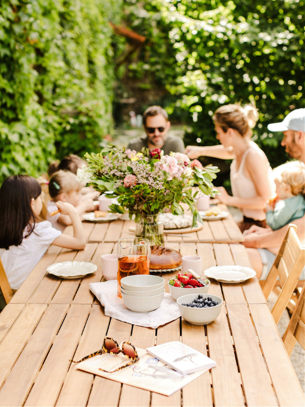 Petit-déjeuner sur la terrasse du gîte