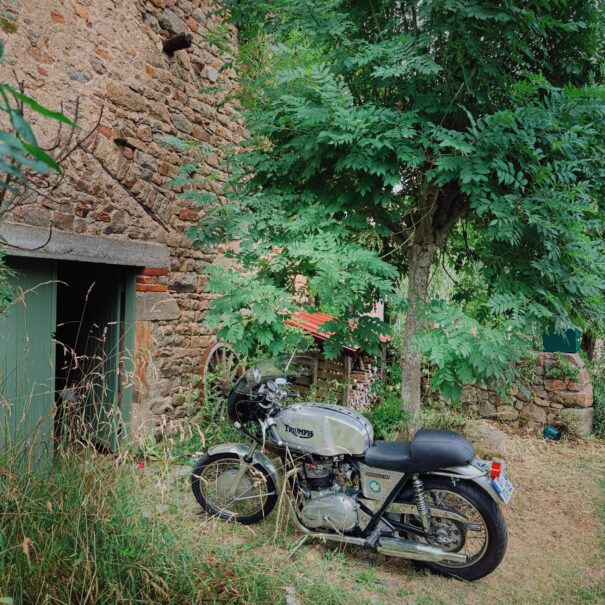 Des granges pour garer les motos