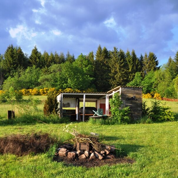Sur le terrain, une cabane et feu de camp